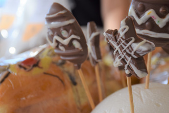 San Juan, Argentina.- En las fotos tomadas el 31 de marzo del 2024, las personas celebran la Pascua en San Juan, Argentina. Wall Street registró en los últimos días, un precio récord máximo del costo del cacao por 5.600 dólares por tonelada, situación que afectó el mercado de confitería durante la semana de pascua, una de las fechas donde la producción y venta de chocolate sube, para elaborar los famosos huevos de pascua.