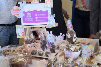 San Juan, Argentina.- En las fotos tomadas el 31 de marzo del 2024, las personas celebran la Pascua en San Juan, Argentina. Wall Street registró en los últimos días, un precio récord máximo del costo del cacao por 5.600 dólares por tonelada, situación que afectó el mercado de confitería durante la semana de pascua, una de las fechas donde la producción y venta de chocolate sube, para elaborar los famosos huevos de pascua.