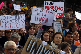 Viedma, Argentina.- In the photos taken on April 23, 2024, hundreds of thousands of people demonstrated this Tuesday throughout Argentina to repudiate the cuts in funds to the public university, in what constitutes the largest demonstration so far against the policy of adjustments by President Javier Milei. The universities declared a budget emergency after the government decided to extend for this year the same budget they received in 2023, despite the year-on-year inflation that touched 290% in March.