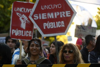 Mendoza, Argentina.- En las fotos tomadas el 23 de abril del 2024, cientos de miles de personas se manifestaron este martes en toda Argentina para repudiar los recortes de fondos a la universidad pública, en lo que constituye la mayor manifestación hasta el momento contra la política de ajustes del presidente Javier Milei. Las universidades se declararon en emergencia presupuestaria luego de que el gobierno resolviera prorrogar para este año el mismo presupuesto que recibieron en 2023, no obstante la inflación interanual que en marzo rozó el 290%.