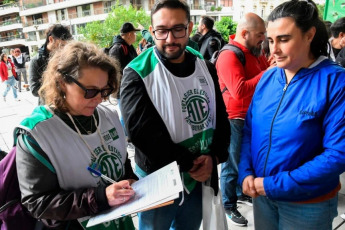 Buenos Aires, Argentina.- En las fotos tomadas el 16 de abril del 2024, la explanada de la Biblioteca Nacional Mariano Moreno, fue sede de un masivo encuentro en el que se reclamó por la reincorporación de 120 trabajadores despedidos y se defendió la crucial tarea que cumple el organismo en preservar el patrimonio cultural del país.