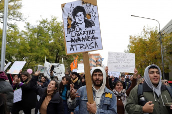 Viedma, Argentina.- En las fotos tomadas el 23 de abril del 2024, cientos de miles de personas se manifestaron este martes en toda Argentina para repudiar los recortes de fondos a la universidad pública, en lo que constituye la mayor manifestación hasta el momento contra la política de ajustes del presidente Javier Milei. Las universidades se declararon en emergencia presupuestaria luego de que el gobierno resolviera prorrogar para este año el mismo presupuesto que recibieron en 2023, no obstante la inflación interanual que en marzo rozó el 290%.