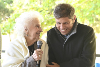 Buenos Aires, Argentina.- En las fotos tomadas el 29 de abril del 2024, el gobernador de la provincia de Buenos Aires, Axel Kicillof (derecha), estuvo junto a la presidenta de la Abuelas de Plaza de Mayo, Estela de Carlotto (izquierda), para inaugurar un centro para la memoria en el ex centro clandestino de detención "La Cacha", ubicado en la ciudad de La Plata.