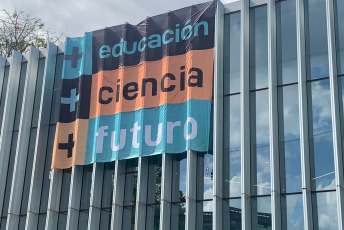 Buenos Aires, Argentina.- En las fotos tomadas el 9 de abril del 2024, la comunidad educativa de la Facultad de Ciencias Exactas y Naturales de la Universidad de Buenos Aires (UBA) realizó un abrazo simbólico a la sede de esa casa de altos estudios “en defensa de la educación pública y la ciencia argentina”, en medio de la crisis presupuestaria que denuncian las instituciones públicas educativas.