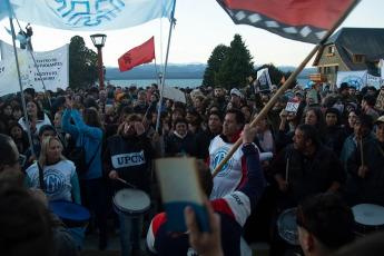 Bariloche, Argentina.- En las fotos tomadas el 23 de abril del 2024, cientos de miles de personas se manifestaron este martes en toda Argentina para repudiar los recortes de fondos a la universidad pública, en lo que constituye la mayor manifestación hasta el momento contra la política de ajustes del presidente Javier Milei. Las universidades se declararon en emergencia presupuestaria luego de que el gobierno resolviera prorrogar para este año el mismo presupuesto que recibieron en 2023, no obstante la inflación interanual que en marzo rozó el 290%.