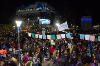 Neuquen, Argentina.- In the photos taken on April 23, 2024, hundreds of thousands of people demonstrated this Tuesday throughout Argentina to repudiate the cuts in funds to the public university, in what constitutes the largest demonstration so far against the policy of adjustments by President Javier Milei. The universities declared a budget emergency after the government decided to extend for this year the same budget they received in 2023, despite the year-on-year inflation that touched 290% in March.