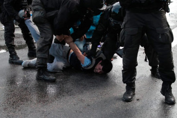 Buenos Aires, Argentina.- En las fotos tomadas el 10 de abril del 2024, miembros policiales dispersan una protesta con balas de gomas, gases lacrimógenos, motos y camiones hidrantes, desalojando a los movimientos sociales de las inmediaciones del ex Ministerio de Desarrollo Social en Buenos Aires. Los manifestantes reclamaban asistencia de alimentos para los comedores comunitarios.