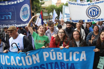 Posadas, Argentina.- En las fotos tomadas el 23 de abril del 2024, cientos de miles de personas se manifestaron este martes en toda Argentina para repudiar los recortes de fondos a la universidad pública, en lo que constituye la mayor manifestación hasta el momento contra la política de ajustes del presidente Javier Milei. Las universidades se declararon en emergencia presupuestaria luego de que el gobierno resolviera prorrogar para este año el mismo presupuesto que recibieron en 2023, no obstante la inflación interanual que en marzo rozó el 290%.