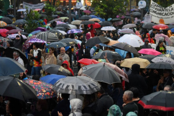 Tucumán, Argentina.- En las fotos tomadas el 23 de abril del 2024, cientos de miles de personas se manifestaron este martes en toda Argentina para repudiar los recortes de fondos a la universidad pública, en lo que constituye la mayor manifestación hasta el momento contra la política de ajustes del presidente Javier Milei. Las universidades se declararon en emergencia presupuestaria luego de que el gobierno resolviera prorrogar para este año el mismo presupuesto que recibieron en 2023, no obstante la inflación interanual que en marzo rozó el 290%.