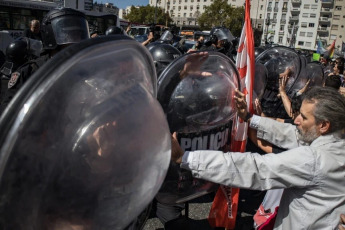 Buenos Aires, Argentina.- En las fotos tomadas el 4 de abril del 2024, agrupaciones sindicales universitarias, estudiantiles y estatales realizaron un banderazo contra el ajuste en la educación pública y llamaron a la “unidad” del sector para el “paro nacional universitario” de 48 horas que se realizará el 10 y 11 de abril para visibilizar el conflicto.