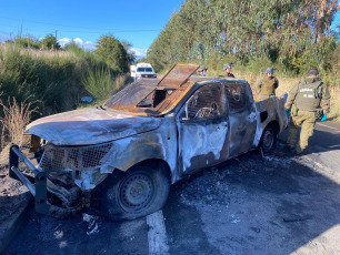 Bíobío, Chile.- In the photo taken on 28 April 2024, the aftermath of the attack. The Chilean government has announced the imposition of a curfew between midnight and 7 a.m. in the communes of Cañete, Contulmo and Tirúa in response to the murder of three policemen in the Bíobío region. The undersecretary of the Interior of the Bío Bío Presidential Delegation, Manuel Monsalve, has informed of the measure, which aims to facilitate the investigation being carried out and also "to have better territorial control", according to Radio BioBío.