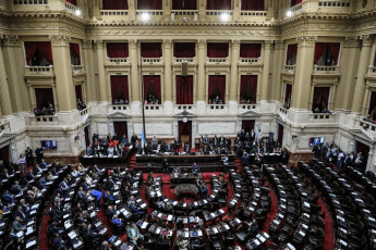 Buenos Aires, Argentina.- En las fotos tomadas el 29 de abril del 2024, Diputados comenzó en la mañana de este lunes a tratar la nueva versión de la Ley Bases y Puntos de Partida para la Libertad de los Argentinos, conocida como Ley Ómnibus, en la cual se establece otorgar facultades especiales al Poder Ejecutivo, privatizaciones de empresas públicas, la eliminación de la moratoria previsional, el régimen de incentivo para “grandes inversiones” y una reforma laboral –entre otros puntos-.