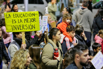 La Pampa, Argentina.- En las fotos tomadas el 23 de abril del 2024, cientos de miles de personas se manifestaron este martes en toda Argentina para repudiar los recortes de fondos a la universidad pública, en lo que constituye la mayor manifestación hasta el momento contra la política de ajustes del presidente Javier Milei. Las universidades se declararon en emergencia presupuestaria luego de que el gobierno resolviera prorrogar para este año el mismo presupuesto que recibieron en 2023, no obstante la inflación interanual que en marzo rozó el 290%.