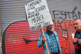 Buenos Aires, Argentina.- En las fotos tomadas el 23 de abril del 2024, con movilizaciones multitudinarias, la comunidad educativa protagonizó en todo el país una histórica jornada en defensa de la universidad pública y en rechazo al ajuste presupuestario dispuesto por el gobierno de Javier Milei. En la Ciudad de Buenos Aires, los manifestantes colmaron el Congreso y la Plaza de Mayo, y desbordaron las calles aledañas, con una concurrencia estimada en 800 mil personas, según los organizadores, y de un millón y medio en todo el país.