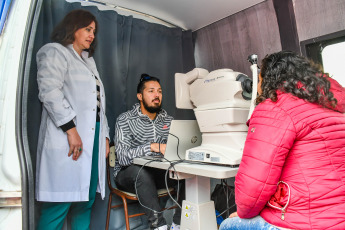 San Juan, Argentina.- En las fotos tomadas el 25 de abril del 2024, profesionales de la salud participan de una jornada sanitaria en las calles de San Juan, Argentina. El Ministerio de Salud de Argentina informó sobre un aumento de los casos de psitacosis de acuerdo con los datos del Sistema Nacional de Vigilancia de la Salud. Este incremento de casos se da en medio de un estudio de casos de neumonía aguda grave que había sido comunicados por algunos establecimientos del Área Metropolitana de Buenos Aires y por la Sociedad Argentina de Terapia Intensiva.