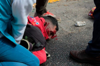 Buenos Aires, Argentina.- In the photos taken on April 10, 2024, police members disperse a protest with rubber bullets, tear gas, motorcycles and water cannon trucks, evicting social movements from the vicinity of the former Ministry of Social Development in Buenos Aires. The protesters demanded food assistance for community kitchens.