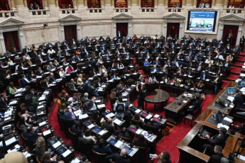 Buenos Aires, Argentina.- En las fotos tomadas el 29 de abril del 2024, Diputados comenzó en la mañana de este lunes a tratar la nueva versión de la Ley Bases y Puntos de Partida para la Libertad de los Argentinos, conocida como Ley Ómnibus, en la cual se establece otorgar facultades especiales al Poder Ejecutivo, privatizaciones de empresas públicas, la eliminación de la moratoria previsional, el régimen de incentivo para “grandes inversiones” y una reforma laboral –entre otros puntos-.