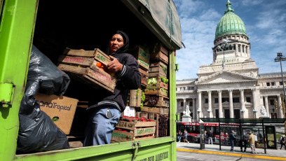 Buenos Aires, Argentina.- En las fotos tomadas el 10 de abril del 2024, la Mesa Agroalimentaria Argentina realizó en Plaza Congreso un “Verdurazo Solidario contra el ajuste”, que consistió en la entrega de 30 mil raciones de alimentos a “vecinos, trabajadores despedidos, jubilados y comedores comunitarios”. Esta medida se enmarca en un Plan de Lucha llevado adelante por el sector rural de pequeños productores y cooperativas autodenominado como “El Campo que alimenta”, por ser responsable de la producción de más del 60