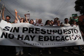 La Rioja, Argentina.- En las fotos tomadas el 23 de abril del 2024, cientos de miles de personas se manifestaron este martes en toda Argentina para repudiar los recortes de fondos a la universidad pública, en lo que constituye la mayor manifestación hasta el momento contra la política de ajustes del presidente Javier Milei. Las universidades se declararon en emergencia presupuestaria luego de que el gobierno resolviera prorrogar para este año el mismo presupuesto que recibieron en 2023, no obstante la inflación interanual que en marzo rozó el 290%.