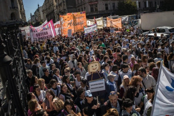 Buenos Aires, Argentina.- En las fotos tomadas el 4 de abril del 2024, agrupaciones sindicales universitarias, estudiantiles y estatales realizaron un banderazo contra el ajuste en la educación pública y llamaron a la “unidad” del sector para el “paro nacional universitario” de 48 horas que se realizará el 10 y 11 de abril para visibilizar el conflicto.