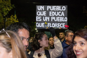 Neuquen, Argentina.- En las fotos tomadas el 23 de abril del 2024, cientos de miles de personas se manifestaron este martes en toda Argentina para repudiar los recortes de fondos a la universidad pública, en lo que constituye la mayor manifestación hasta el momento contra la política de ajustes del presidente Javier Milei. Las universidades se declararon en emergencia presupuestaria luego de que el gobierno resolviera prorrogar para este año el mismo presupuesto que recibieron en 2023, no obstante la inflación interanual que en marzo rozó el 290%.