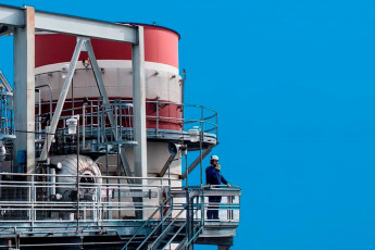 La Pampa Argentina.- En las fotos tomadas el 25 de abril del 2024, muestra la empresa generadora Pampa Energía. Las empresas generadoras Pampa Energía y AES advirtieron a la Comisión Nacional de Valores (CNV) sobre la deuda que el Gobierno, a través de la Compañía Administradora del Mercado Eléctrico Mayorista (Cammesa), mantiene desde el mes de diciembre. En dos notas similares, ambas empresas detallaron los montos incumplidos por Cammesa.