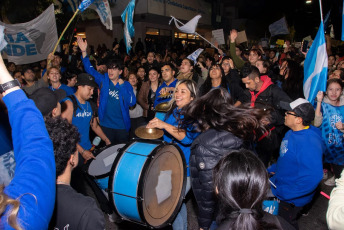 Neuquen, Argentina.- En las fotos tomadas el 23 de abril del 2024, cientos de miles de personas se manifestaron este martes en toda Argentina para repudiar los recortes de fondos a la universidad pública, en lo que constituye la mayor manifestación hasta el momento contra la política de ajustes del presidente Javier Milei. Las universidades se declararon en emergencia presupuestaria luego de que el gobierno resolviera prorrogar para este año el mismo presupuesto que recibieron en 2023, no obstante la inflación interanual que en marzo rozó el 290%.