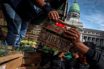 Buenos Aires, Argentina.- En las fotos tomadas el 10 de abril del 2024, la Mesa Agroalimentaria Argentina realizó en Plaza Congreso un “Verdurazo Solidario contra el ajuste”, que consistió en la entrega de 30 mil raciones de alimentos a “vecinos, trabajadores despedidos, jubilados y comedores comunitarios”. Esta medida se enmarca en un Plan de Lucha llevado adelante por el sector rural de pequeños productores y cooperativas autodenominado como “El Campo que alimenta”, por ser responsable de la producción de más del 60