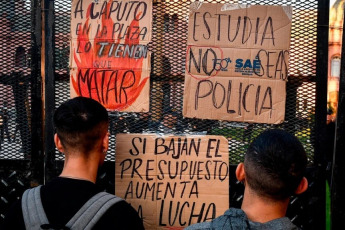 Buenos Aires, Argentina.- En las fotos tomadas el 23 de abril del 2024, con movilizaciones multitudinarias, la comunidad educativa protagonizó en todo el país una histórica jornada en defensa de la universidad pública y en rechazo al ajuste presupuestario dispuesto por el gobierno de Javier Milei. En la Ciudad de Buenos Aires, los manifestantes colmaron el Congreso y la Plaza de Mayo, y desbordaron las calles aledañas, con una concurrencia estimada en 800 mil personas, según los organizadores, y de un millón y medio en todo el país.