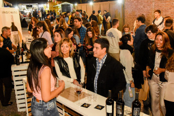 San Juan, Argentina.- Las fotos tomadas el 21 de abril de 2024, las personas participan de la Semana del Malbec que contó con degustaciones, charlas y música desde el 17 de abril, Día Mundial del Malbec, la cepa de vino argentina más popular en el mundo. La fecha fue instaurada por Wines of Argentina en honor a la jornada en la que Domingo Faustino Sarmiento, en su cargo de presidente de la Nación, decidió transformar la industria del vino nacional.