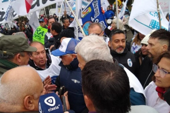 Bariloche, Argentina.- En las fotos tomadas el 19 de abril del 2024, miembros de diferentes organizaciones sociales realizaron protestas y bloqueos de rutas en las inmediaciones del aeropuerto de Bariloche y en el camino al hotel Llao Llao, en rechazo a la presencia en la provincia de Río Negro del presidente Javier Milei, quien visita la provincia para participar de un foro con los empresarios más importantes del país.