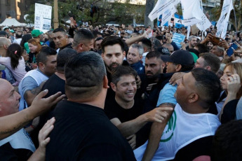 Buenos Aires, Argentina.- En las fotos tomadas el 23 de abril del 2024, con movilizaciones multitudinarias, la comunidad educativa protagonizó en todo el país una histórica jornada en defensa de la universidad pública y en rechazo al ajuste presupuestario dispuesto por el gobierno de Javier Milei. En la Ciudad de Buenos Aires, los manifestantes colmaron el Congreso y la Plaza de Mayo, y desbordaron las calles aledañas, con una concurrencia estimada en 800 mil personas, según los organizadores, y de un millón y medio en todo el país.