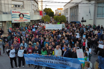 San Luis, Argentina.- En las fotos tomadas el 23 de abril del 2024, cientos de miles de personas se manifestaron este martes en toda Argentina para repudiar los recortes de fondos a la universidad pública, en lo que constituye la mayor manifestación hasta el momento contra la política de ajustes del presidente Javier Milei. Las universidades se declararon en emergencia presupuestaria luego de que el gobierno resolviera prorrogar para este año el mismo presupuesto que recibieron en 2023, no obstante la inflación interanual que en marzo rozó el 290%.