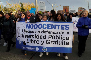 Santa Cruz, Argentina.- In the photos taken on April 23, 2024, hundreds of thousands of people demonstrated this Tuesday throughout Argentina to repudiate the cuts in funds to the public university, in what constitutes the largest demonstration so far against the policy of adjustments by President Javier Milei. The universities declared a budget emergency after the government decided to extend for this year the same budget they received in 2023, despite the year-on-year inflation that touched 290% in March.