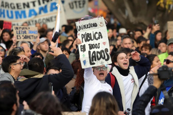 Viedma, Argentina.- In the photos taken on April 23, 2024, hundreds of thousands of people demonstrated this Tuesday throughout Argentina to repudiate the cuts in funds to the public university, in what constitutes the largest demonstration so far against the policy of adjustments by President Javier Milei. The universities declared a budget emergency after the government decided to extend for this year the same budget they received in 2023, despite the year-on-year inflation that touched 290% in March.