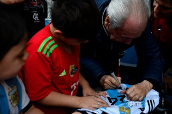 Buenos Aires, Argentina.- In the photos taken on April 4, 2024, during a tribute in the vicinity of one of the Télam buildings with a photographic exhibition that covered the extensive sporting career of the '10' not only as a footballer but also as a technical director or, simply, as an unconditional fan of the Argentine National Team.