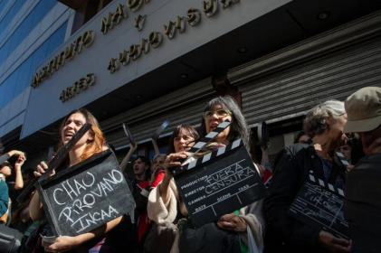 Argentina: abrazo simbólico al INCAA en protesta por los despidos de 170 trabajadores
