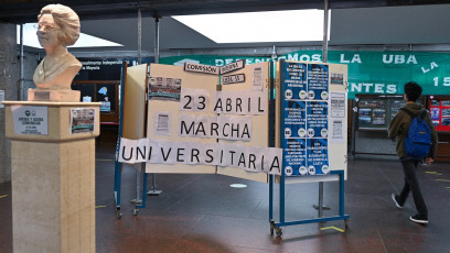 Buenos Aires, Argentina.- Unos 200 estudiantes colmaron este viernes 19 de abril, 2024, la explanada de la Facultad de Ingeniería de la Universidad de Buenos Aires (Fiuba) en una clase pública masiva para reclamar contra los recortes presupuestarios a las universidades nacionales y para advertir que esa facultad también se encuentra en una “situación crítica”, con el funcionamiento de solo dos de los seis ascensores instalados y en plena obra de refacción de las placas de mármol que revisten el interior del edificio. Los rectores de las universidades públicas del país ratificaron la marcha del martes, en defensa de la educación y del presupuesto universitario. Lo hicieron, en particular, en el contexto de una desmentida al Gobierno nacional, que había comunicado acerca de un presunto consenso para un aumento en los gastos de funcionamientos de las casas de estudios superiores. Ricardo Gelpi, rector de la UBA, dice que la oferta anunciada por el Gobierno debe ser tratada por el Consejo Interuniversitario Nacional. “Fue una oferta de la Secretaría de Educación, que debe ser tratada por el CIN. El Gobierno no puede decidir por sí solo; la idea es desactivar la marcha del día martes”, afirmó Gelpi. “Ellos están buscando desactivar la marcha; pero no se suspende, categóricamente no se suspende. Está recontra confirmada”, manifestó.