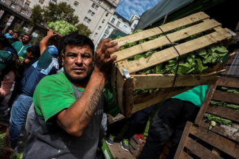 Buenos Aires, Argentina.- In the photos taken on April 10, 2024, social organizations distribute food against the economic crisis in Plaza Congreso, which consisted of the delivery of 30 thousand food rations to “neighbors, workers laid off, retired and community kitchens.” This measure is part of a Fight Plan carried out by the rural sector of small producers and cooperatives calling itself “The Field that Feeds”, for being responsible for the production of more than 60% of the fruits and vegetables consumed in the region country.