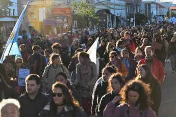 Chubut, Argentina.- En las fotos tomadas el 23 de abril del 2024, cientos de miles de personas se manifestaron este martes en toda Argentina para repudiar los recortes de fondos a la universidad pública, en lo que constituye la mayor manifestación hasta el momento contra la política de ajustes del presidente Javier Milei. Las universidades se declararon en emergencia presupuestaria luego de que el gobierno resolviera prorrogar para este año el mismo presupuesto que recibieron en 2023, no obstante la inflación interanual que en marzo rozó el 290%.