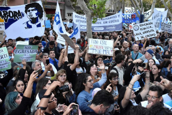 San Juan, Argentina.- En las fotos tomadas el 23 de abril del 2024, cientos de miles de personas se manifestaron este martes en toda Argentina para repudiar los recortes de fondos a la universidad pública, en lo que constituye la mayor manifestación hasta el momento contra la política de ajustes del presidente Javier Milei. Las universidades se declararon en emergencia presupuestaria luego de que el gobierno resolviera prorrogar para este año el mismo presupuesto que recibieron en 2023, no obstante la inflación interanual que en marzo rozó el 290%.