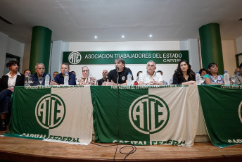 Buenos Aires, Argentina.- En las fotos tomadas el 10 de abril del 2024, la Asociación de Trabajadores del Estado Capital (ATE Capital) realizó una conferencia de prensa para dar a conocer la presentación de una denuncia penal por la presencia de personal policial armado en las asambleas de trabajadores durante las jornadas de despidos de la semana pasada. La denuncia por la presencia de las fuerzas de seguridad en los edificios públicos fue realizada en el Fuero Penal y recayó en el Juzgado Correccional N° 11,