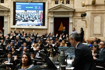 Buenos Aires, Argentina.- En las fotos tomadas el 29 de abril del 2024, Diputados comenzó en la mañana de este lunes a tratar la nueva versión de la Ley Bases y Puntos de Partida para la Libertad de los Argentinos, conocida como Ley Ómnibus, en la cual se establece otorgar facultades especiales al Poder Ejecutivo, privatizaciones de empresas públicas, la eliminación de la moratoria previsional, el régimen de incentivo para “grandes inversiones” y una reforma laboral –entre otros puntos-.