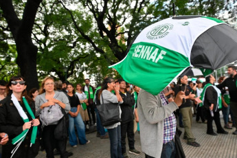 Buenos Aires, Argentina.- En las fotos tomadas el 15 de abril del 2024, bajo una fuerte custodia policial alrededor de 300 trabajadores de la ex Secretaría Nacional de Niñez, Adolescencia y Familia (SENAF) marcharon al Ministerio de Capital Humano, en el centro porteño, en repudio a los despidos que se produjeron en el área desde enero pasado, casi medio centenar de ellos el viernes último.