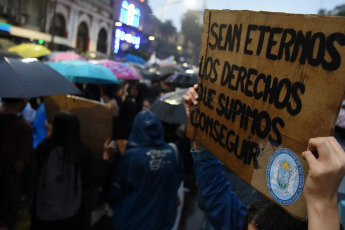 Tucuman, Argentina.- En las fotos tomadas el 23 de abril del 2024, cientos de miles de personas se manifestaron este martes en toda Argentina para repudiar los recortes de fondos a la universidad pública, en lo que constituye la mayor manifestación hasta el momento contra la política de ajustes del presidente Javier Milei. Las universidades se declararon en emergencia presupuestaria luego de que el gobierno resolviera prorrogar para este año el mismo presupuesto que recibieron en 2023, no obstante la inflación interanual que en marzo rozó el 290%.