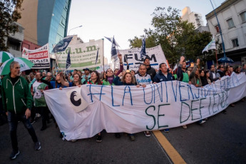 Mar del Plata, Argentina.- En las fotos tomadas el 23 de abril del 2024, cientos de miles de personas se manifestaron este martes en toda Argentina para repudiar los recortes de fondos a la universidad pública, en lo que constituye la mayor manifestación hasta el momento contra la política de ajustes del presidente Javier Milei. Las universidades se declararon en emergencia presupuestaria luego de que el gobierno resolviera prorrogar para este año el mismo presupuesto que recibieron en 2023, no obstante la inflación interanual que en marzo rozó el 290%.