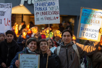 Bariloche, Argentina.- En las fotos tomadas el 23 de abril del 2024, cientos de miles de personas se manifestaron este martes en toda Argentina para repudiar los recortes de fondos a la universidad pública, en lo que constituye la mayor manifestación hasta el momento contra la política de ajustes del presidente Javier Milei. Las universidades se declararon en emergencia presupuestaria luego de que el gobierno resolviera prorrogar para este año el mismo presupuesto que recibieron en 2023, no obstante la inflación interanual que en marzo rozó el 290%.