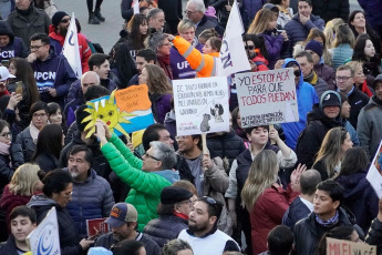 Santa Cruz, Argentina.- En las fotos tomadas el 23 de abril del 2024, cientos de miles de personas se manifestaron este martes en toda Argentina para repudiar los recortes de fondos a la universidad pública, en lo que constituye la mayor manifestación hasta el momento contra la política de ajustes del presidente Javier Milei. Las universidades se declararon en emergencia presupuestaria luego de que el gobierno resolviera prorrogar para este año el mismo presupuesto que recibieron en 2023, no obstante la inflación interanual que en marzo rozó el 290%.