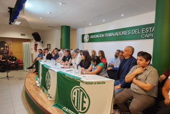 Buenos Aires, Argentina.- En las fotos tomadas el 10 de abril del 2024, la Asociación de Trabajadores del Estado Capital (ATE Capital) realizó una conferencia de prensa para dar a conocer la presentación de una denuncia penal por la presencia de personal policial armado en las asambleas de trabajadores durante las jornadas de despidos de la semana pasada. La denuncia por la presencia de las fuerzas de seguridad en los edificios públicos fue realizada en el Fuero Penal y recayó en el Juzgado Correccional N° 11,