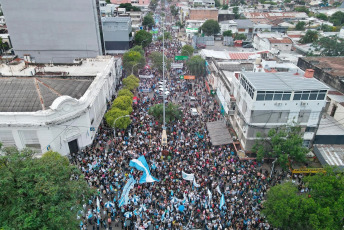 Chaco, Argentina.- En las fotos tomadas el 23 de abril del 2024, cientos de miles de personas se manifestaron este martes en toda Argentina para repudiar los recortes de fondos a la universidad pública, en lo que constituye la mayor manifestación hasta el momento contra la política de ajustes del presidente Javier Milei. Las universidades se declararon en emergencia presupuestaria luego de que el gobierno resolviera prorrogar para este año el mismo presupuesto que recibieron en 2023, no obstante la inflación interanual que en marzo rozó el 290%.